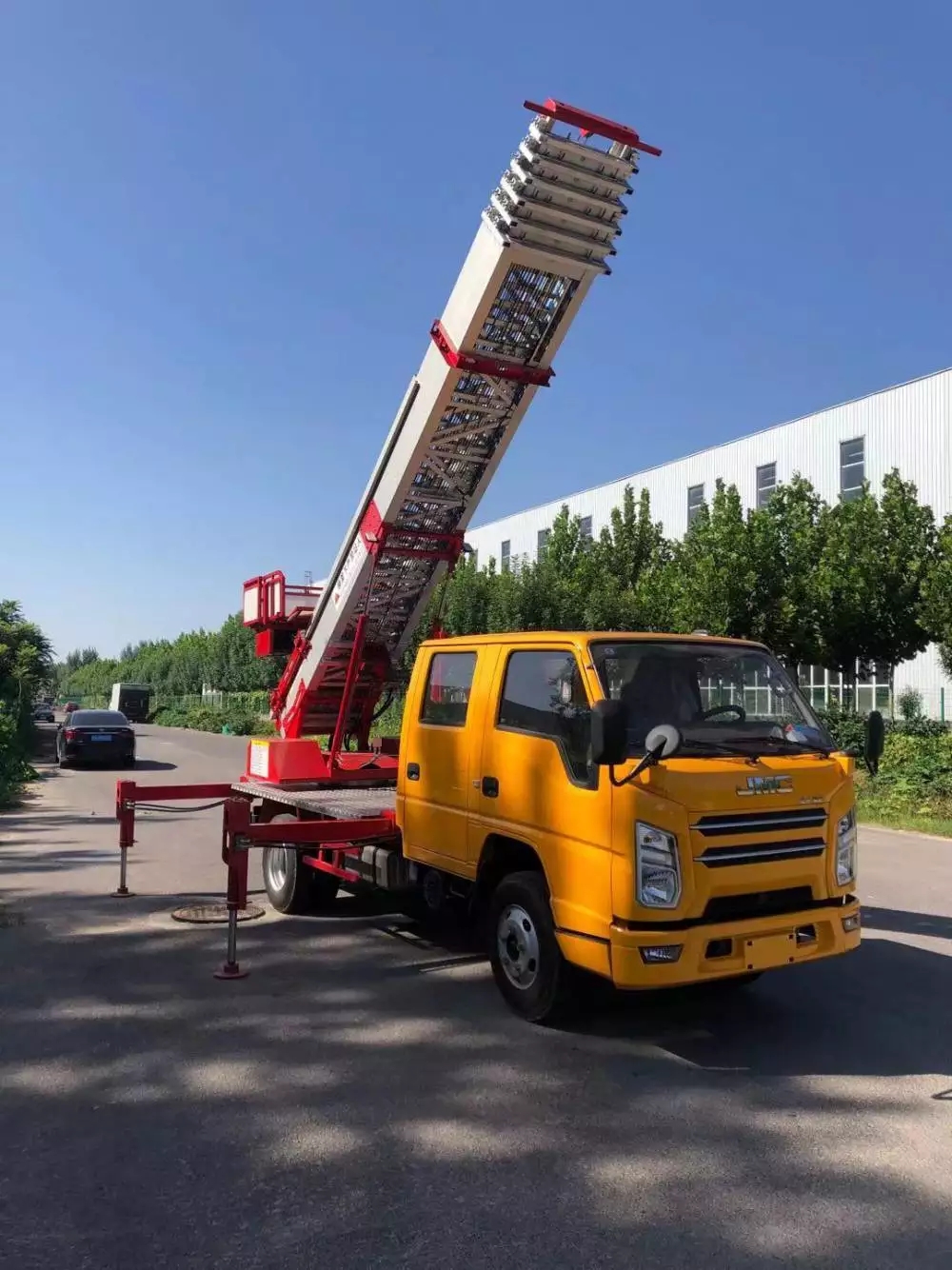 稻城附近的云梯车出租服务：轻松解决高空作业需求