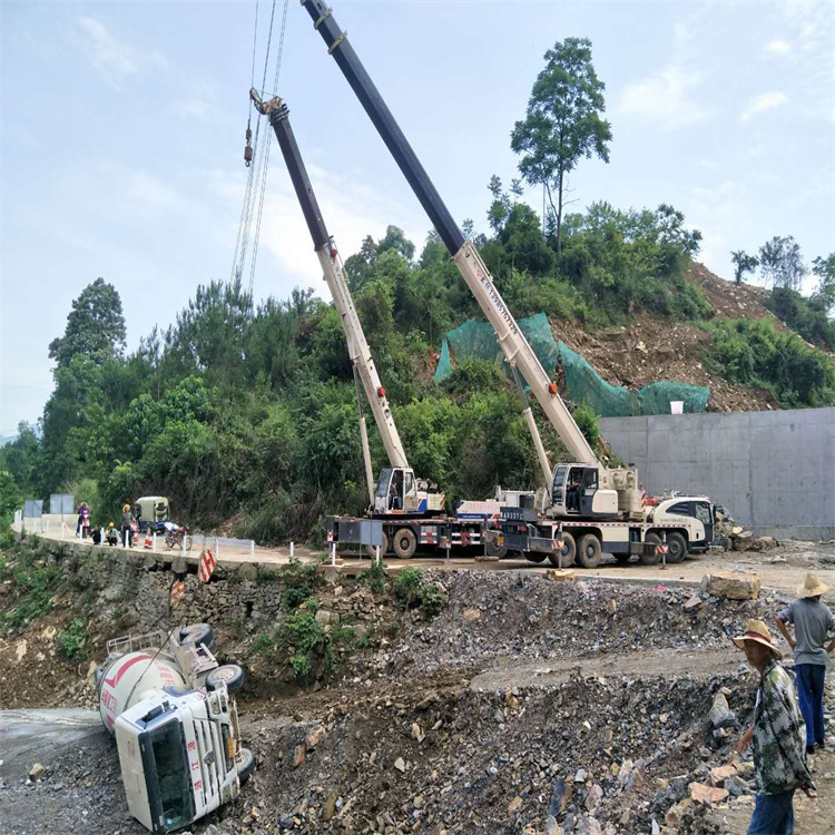 稻城汽车掉沟里叫吊车救援要多少钱